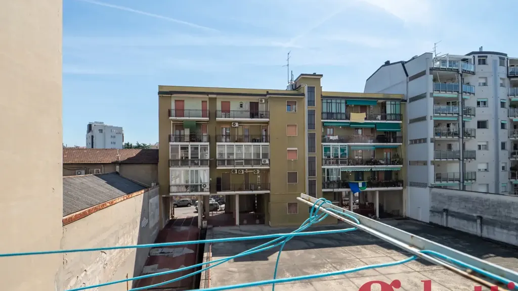 Balcon - Triplex with Balconies in Lambrate, Milan