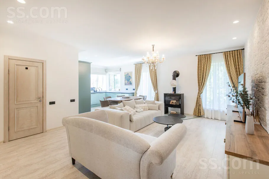 Elutuba - 3-Bedroom Apartment with Balcony in Spilve