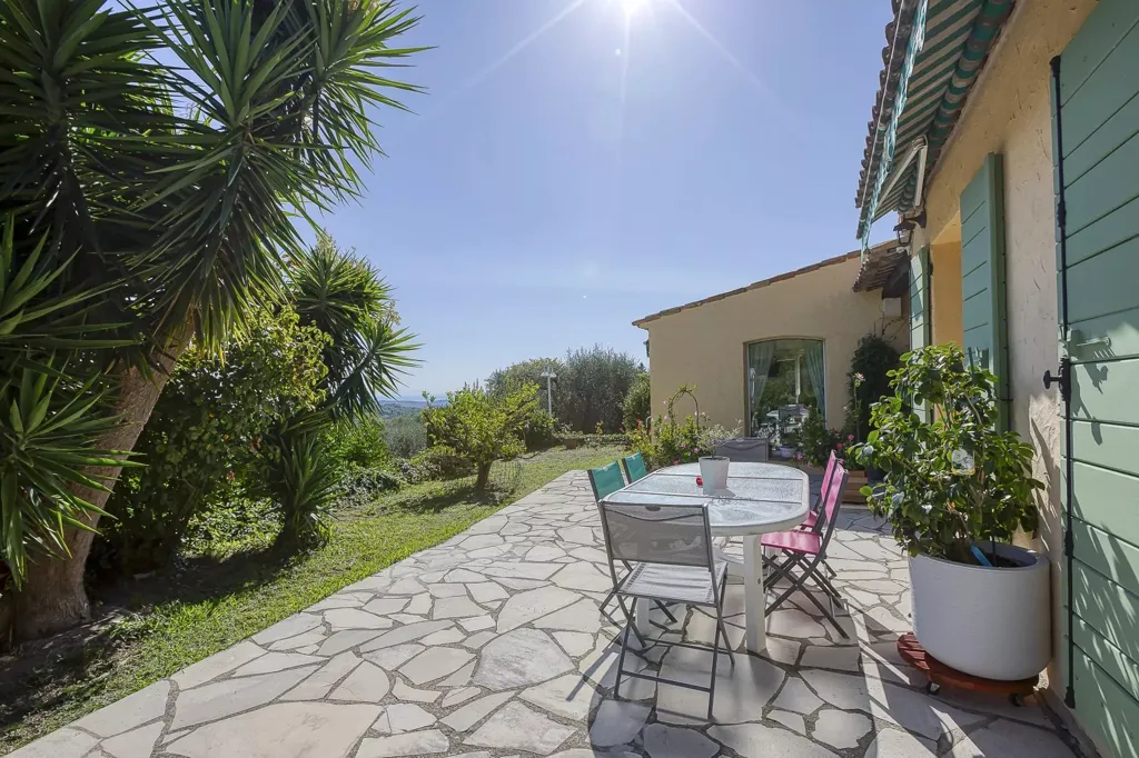 Terrasse - Villa de Charme avec Vue Mer au Rouret