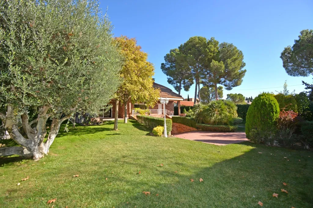 Garden - Detached Chalet with Pool in Zuera