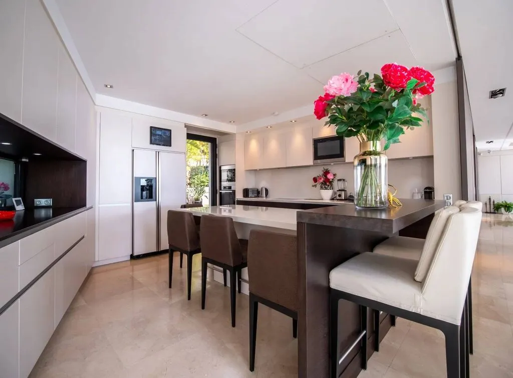 Cuisine - Villa Contemporaine avec Vue Mer à Cannes