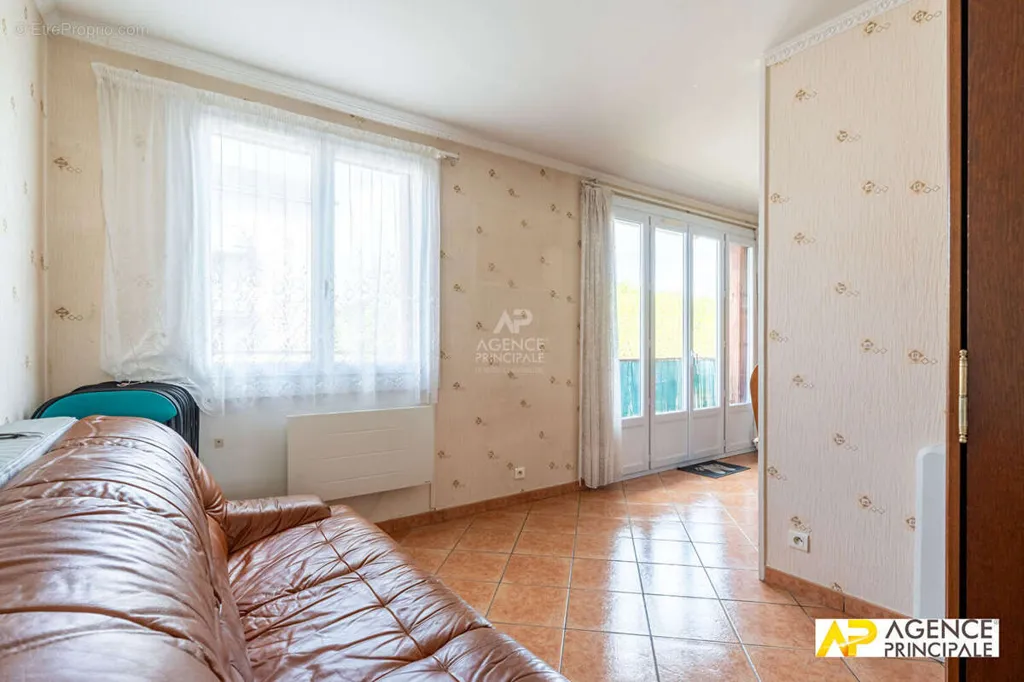 Elutuba - 3-Bedroom Apartment with Balcony in Le Mesnil-le-Roi