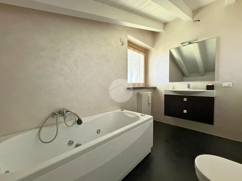 Salles de bain - Refined Two-Level Apartment with Lake View in Sarnico