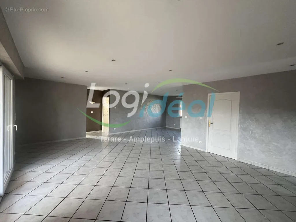 Séjour - Villa avec Piscine Intérieure à Amplepuis