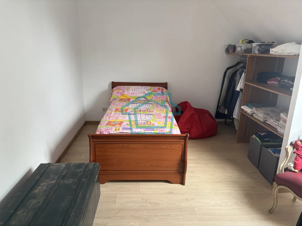 Chambres - Maison Individuelle avec Double Garage dans un Environnement Calme