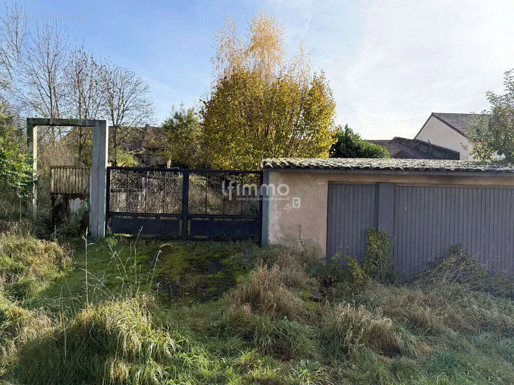 Garden - Village House with Garden in Gomelange