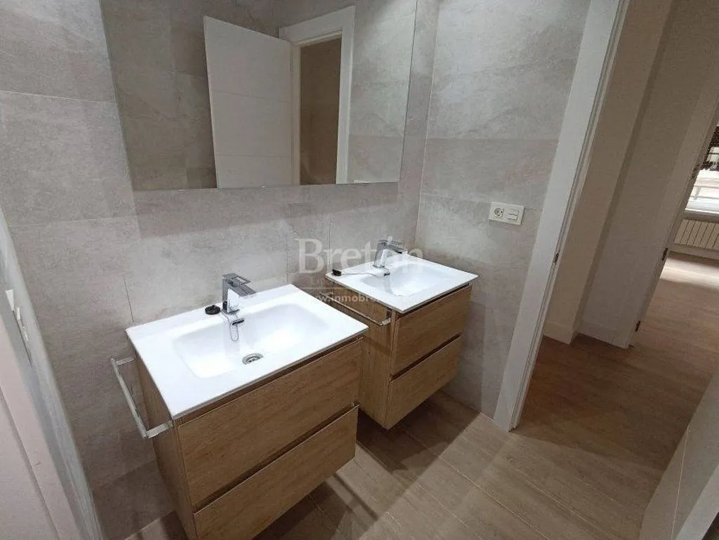 Bathrooms - Modernised Flat with Balcony near University
