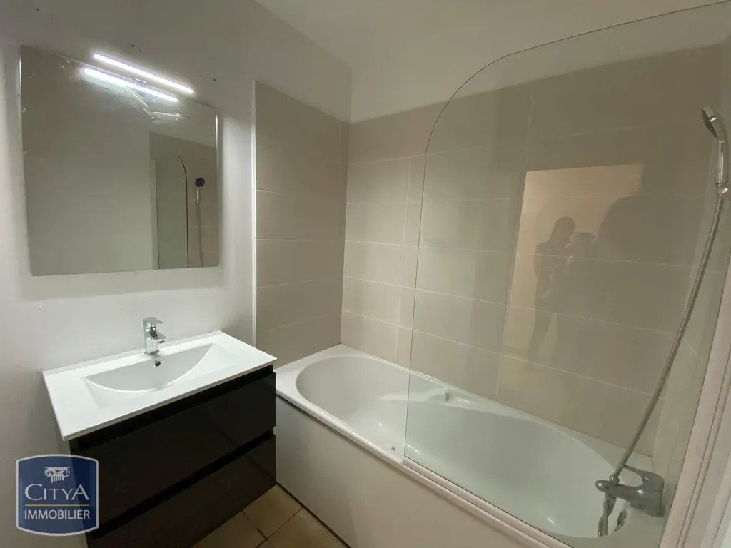 Salles de bain - Appartement Meublé au Centre Ville du Tampon