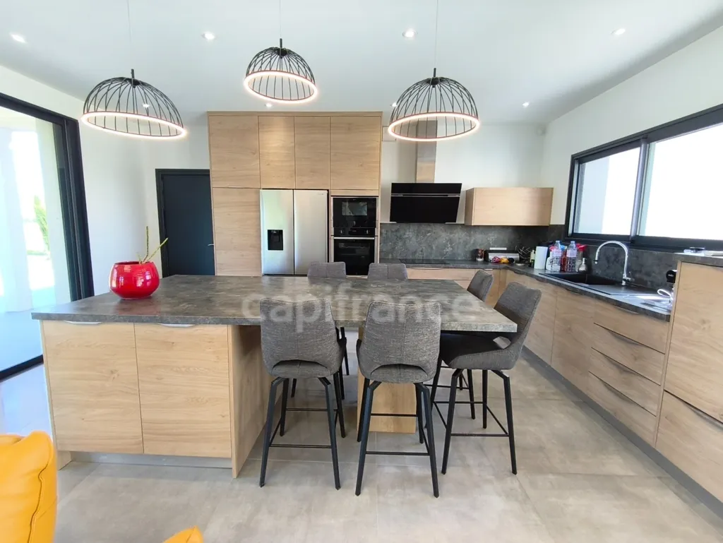 Cuisine - Maison Contemporaine avec Terrasse dans un Environnement Calme