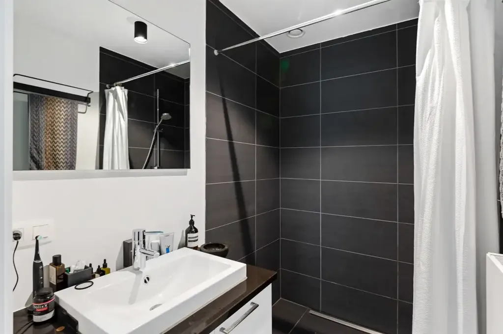 Salles de bain - Appartement Moderne avec Terrasse à Duffel