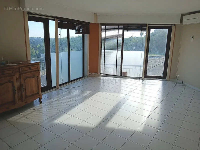 Séjour - Appartement T4 avec Balcons et Vue Jardins à Perpignan