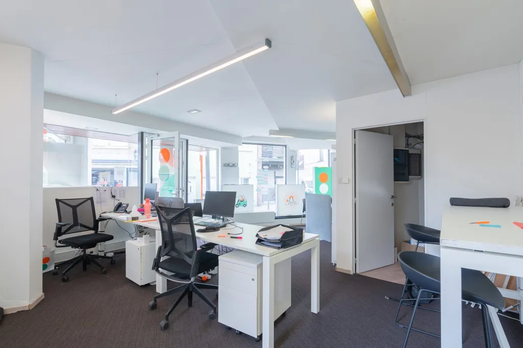 Bureau - Espace de Bureau avec Cuisine dans le Centre de Zele