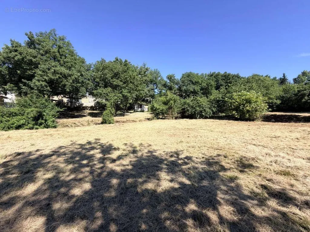 Jardin - Terrain de 900 m² dans le Secteur Village à Vezenobres
