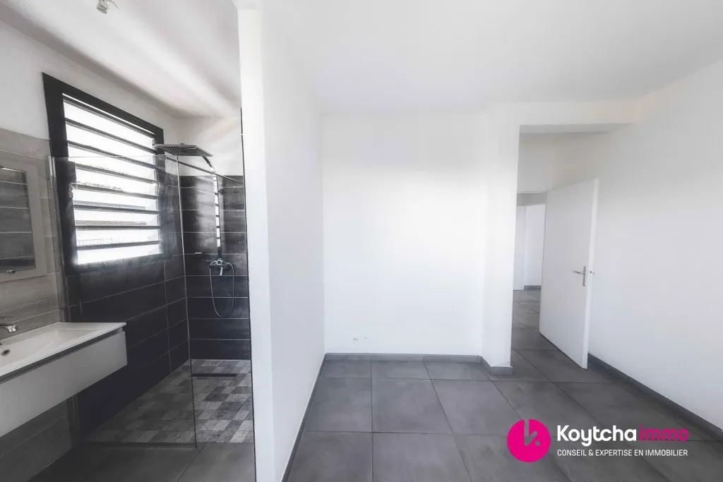 Vannitoad - Contemporary House with Pool near Schools