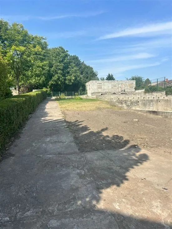 Giardino - 3-Garage Plot in Quiet Street