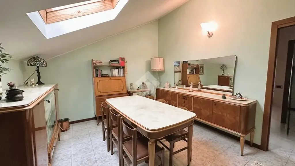 Salle à manger - Spacious Apartment with Balcony in Vimercate