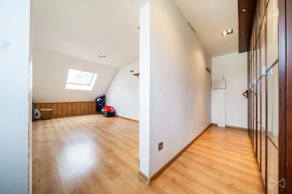 Rooms - House with Photovoltaic Panels in Courcelles
