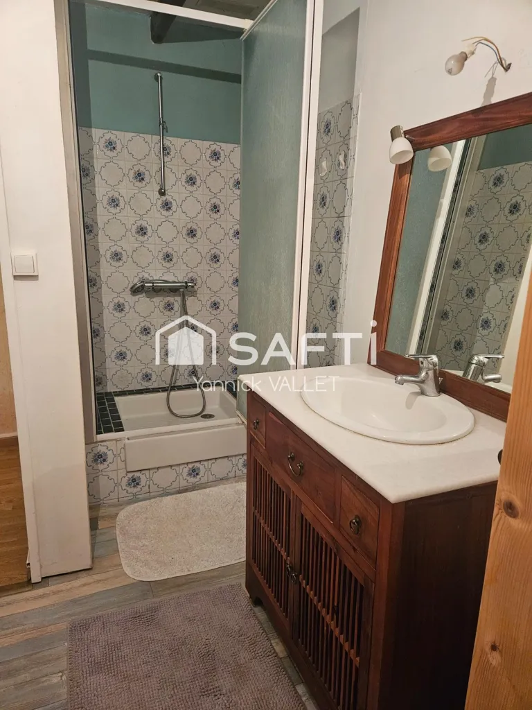Salles de bain - Maison avec Jardin et Garage à Saint-Aquilin