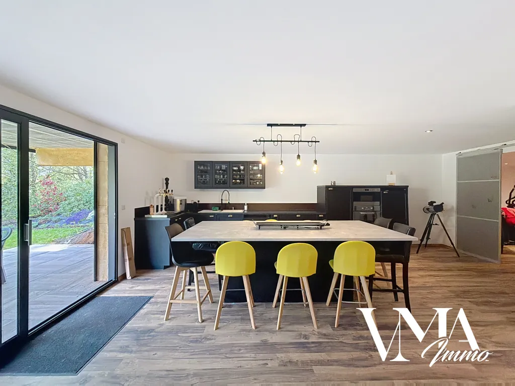 Cuisine - Villa Familiale avec Jardin dans le Secteur Pierres Dorées