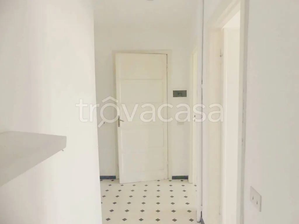 Esik - Apartment with Balcony in Vercelli Centre