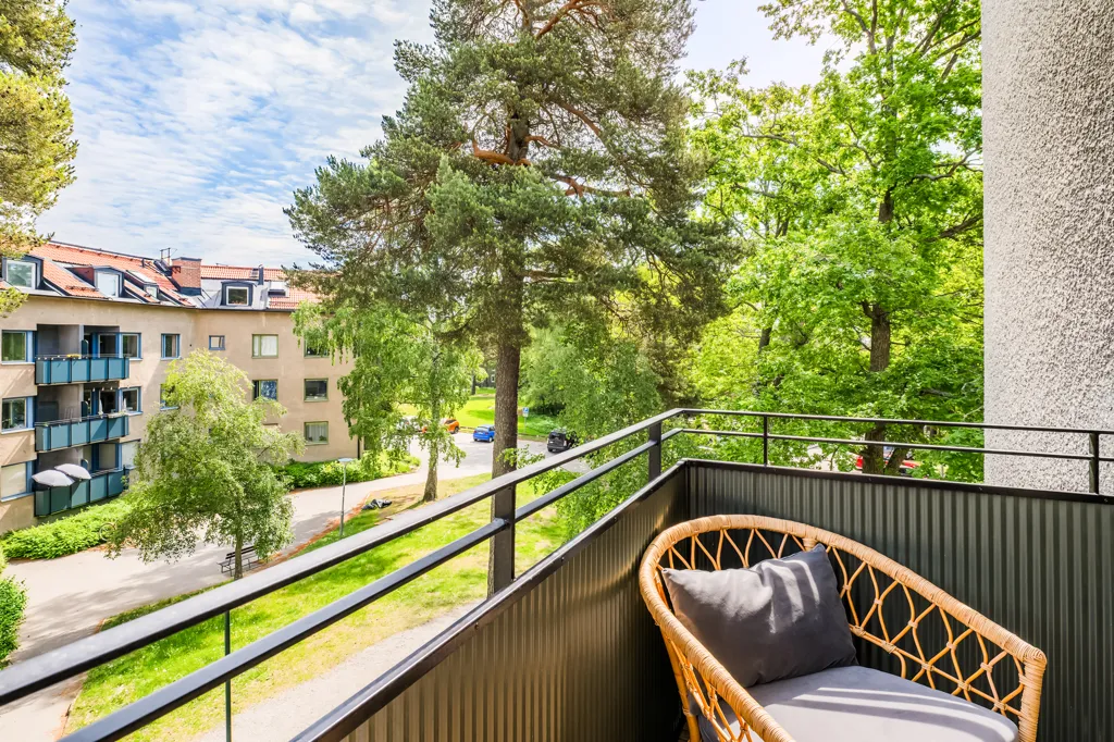 Balcon - Charming 3-Bedroom with Balcony in Solna