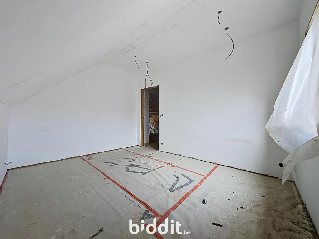 Pièces - Maison à Rénover avec Jardin dans un Environnement Rural