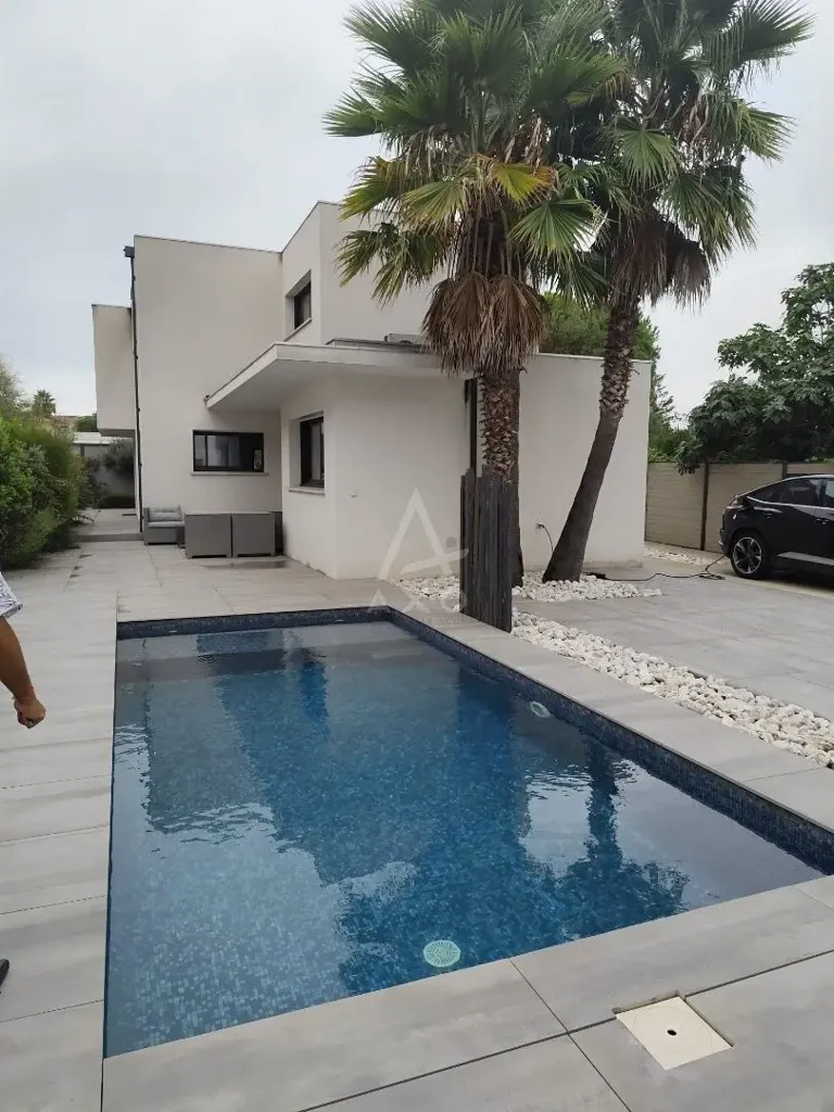 Piscine - Villa Contemporaine avec Piscine à Agde