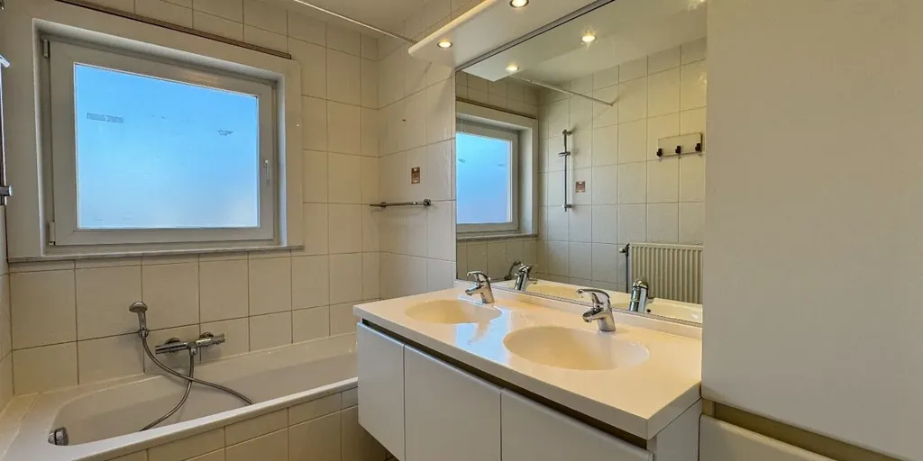 Salles de bain - Appartement avec terrasse et garage à Zulte