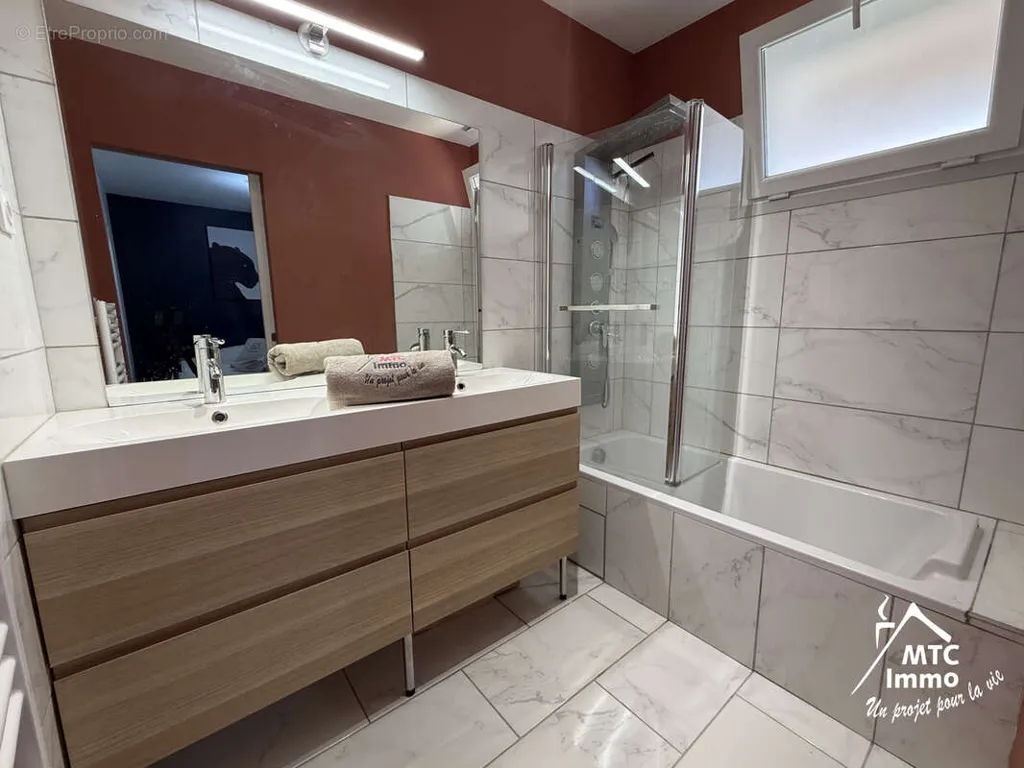 Salles de bain - Maison avec Combles Aménagés et Jardin à Proximité des Transports