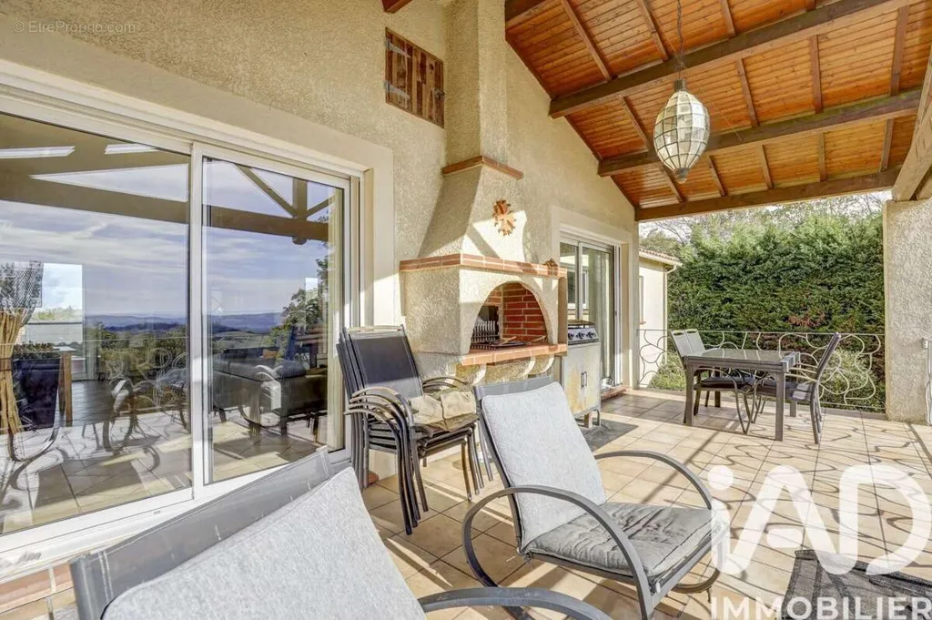 Terrasse - Maison avec Vue Imprenable et Piscine à Peyrole