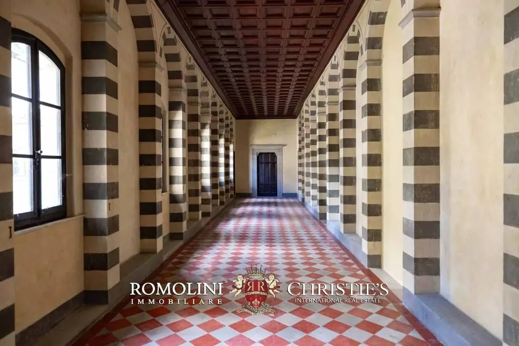 Entrée - Neo-Gothic Castle with Park in Reggello, Tuscany