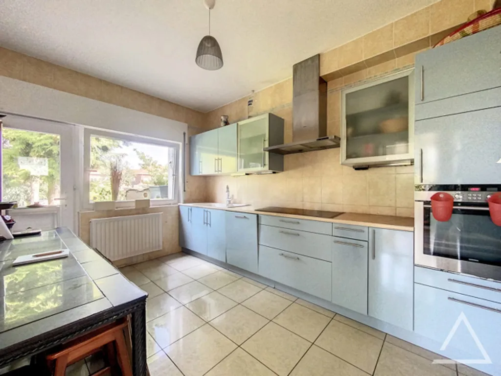 Cuisine - Maison avec Jardin et Garage dans un Cul-de-Sac Vert