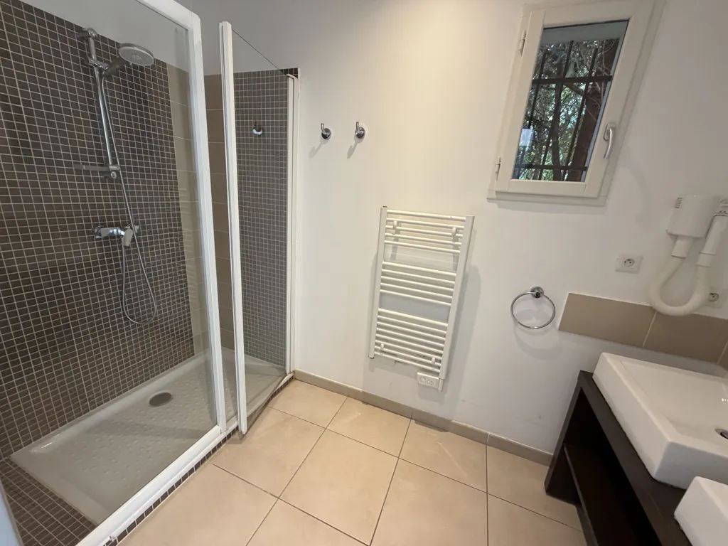 Salles de bain - Villa Récemment Construite avec Piscine près du Village
