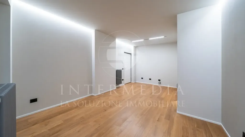 Esik - Rusticated Flat with Balcony in Brescia