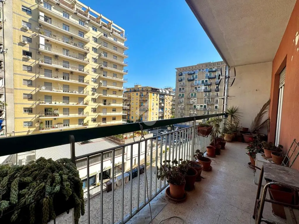 Balcone - 4-Room Apartment with Balcony in Palermo