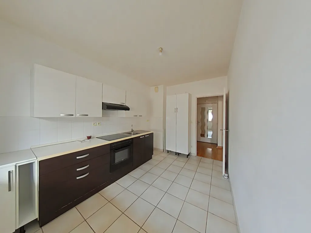 Köök - Bright 2-Bedroom Apartment in Chambray Centre