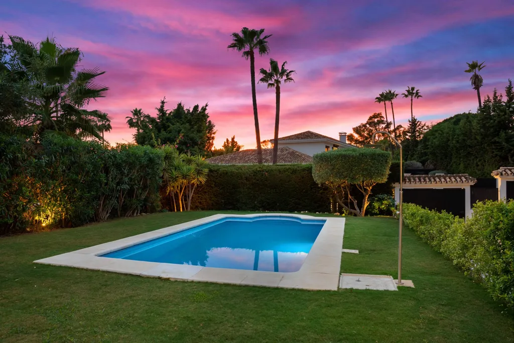 Piscine - Luxury Villa with Pool in Nueva Andalucía
