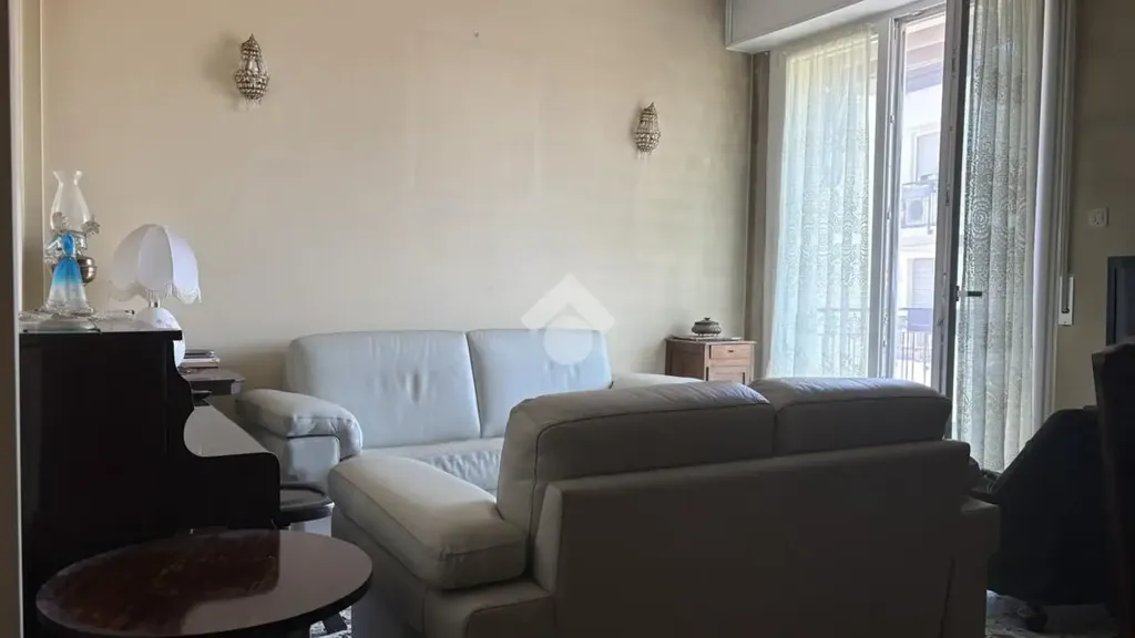 Elutuba - 4-Room Apartment with Balcony in Ferrara