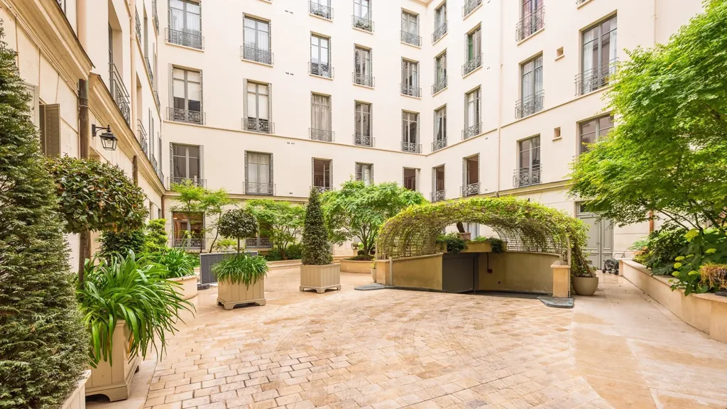 Jardin - Appartement de 5 Pièces avec Cour Arborée à Paris 75017