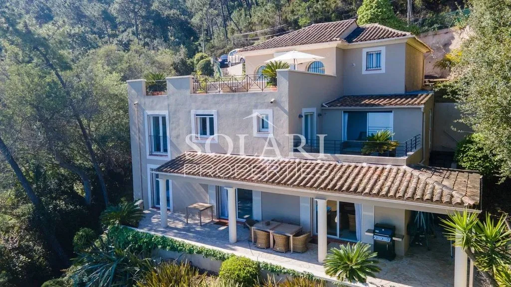 Vue aérienne - Villa de Luxe avec Piscine et Vue Mer à Théoule-sur-Mer