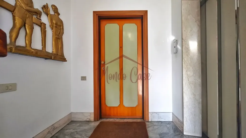 Entrée - Penthouse with Panoramic View in Massa Centre