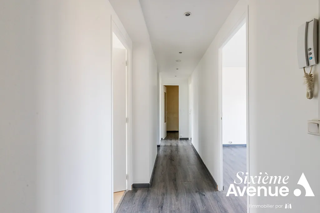 Esik - 3-Bed Flat with Balcony in Viry-Châtillon