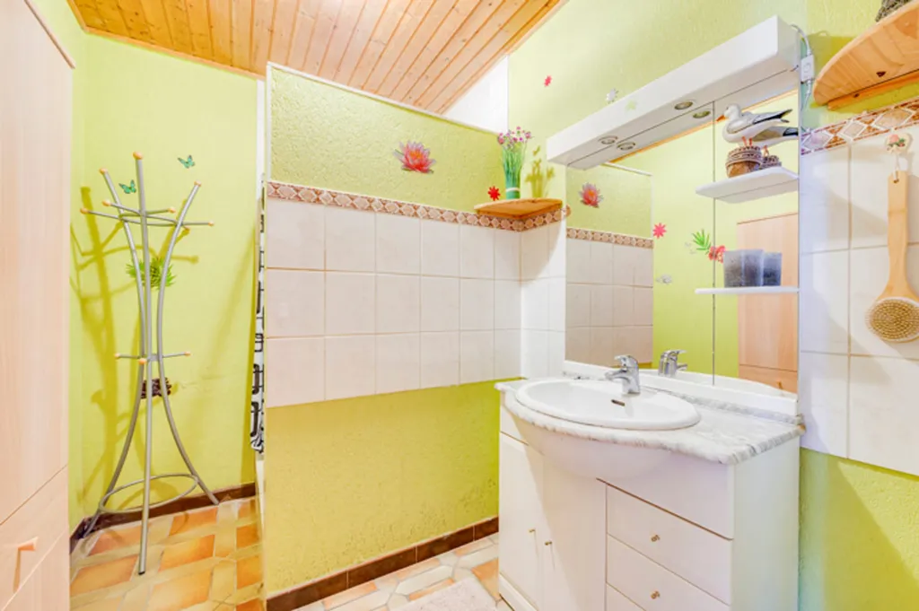 Salles de bain - Maison Plain Pied avec Jardin et Garage à Hensies
