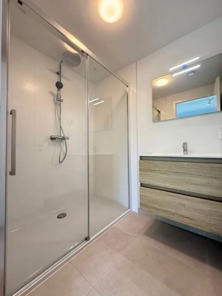 Bathrooms - Contemporary 1-Bed Flat with Terrace in Liège