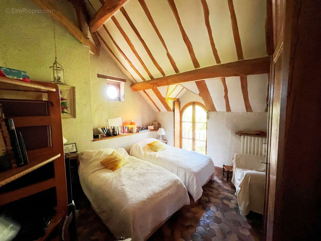 Magamistoad - Charming Two-Home Property with Garden in Sens