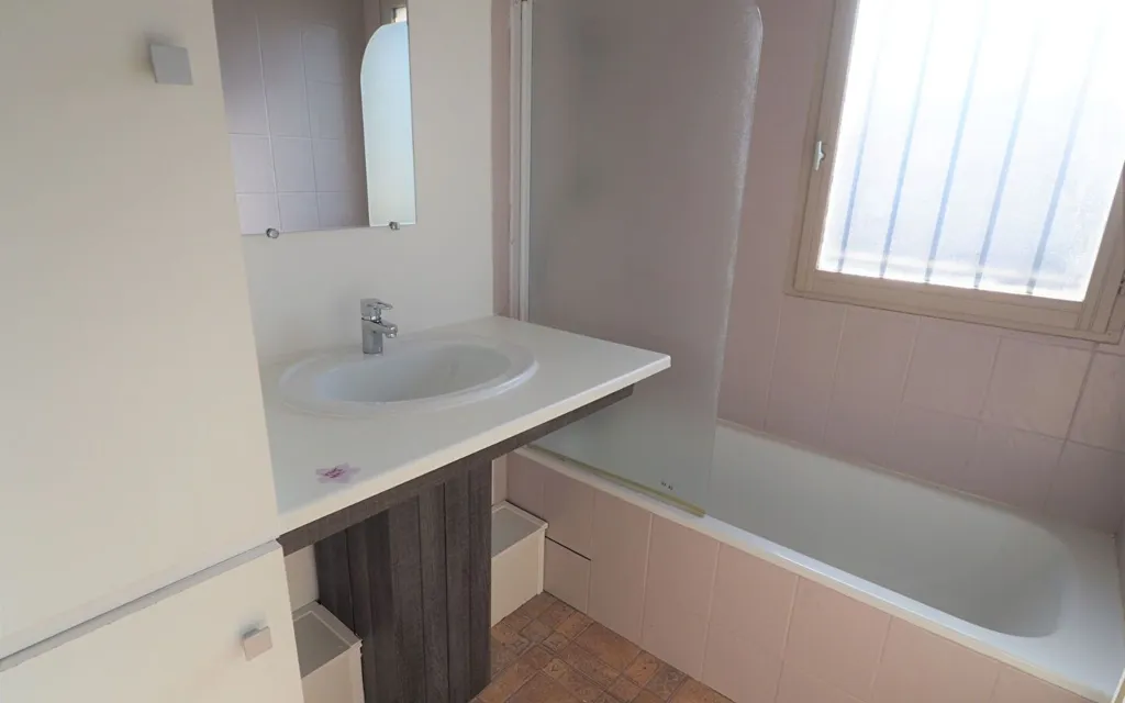 Salles de bain - Appartement 4 Pièces avec Jardin à Amancy
