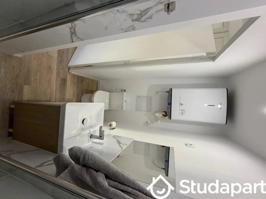 Salles de bain - Chambre Meublée avec Salle de Bain Privative dans Maison Moderne