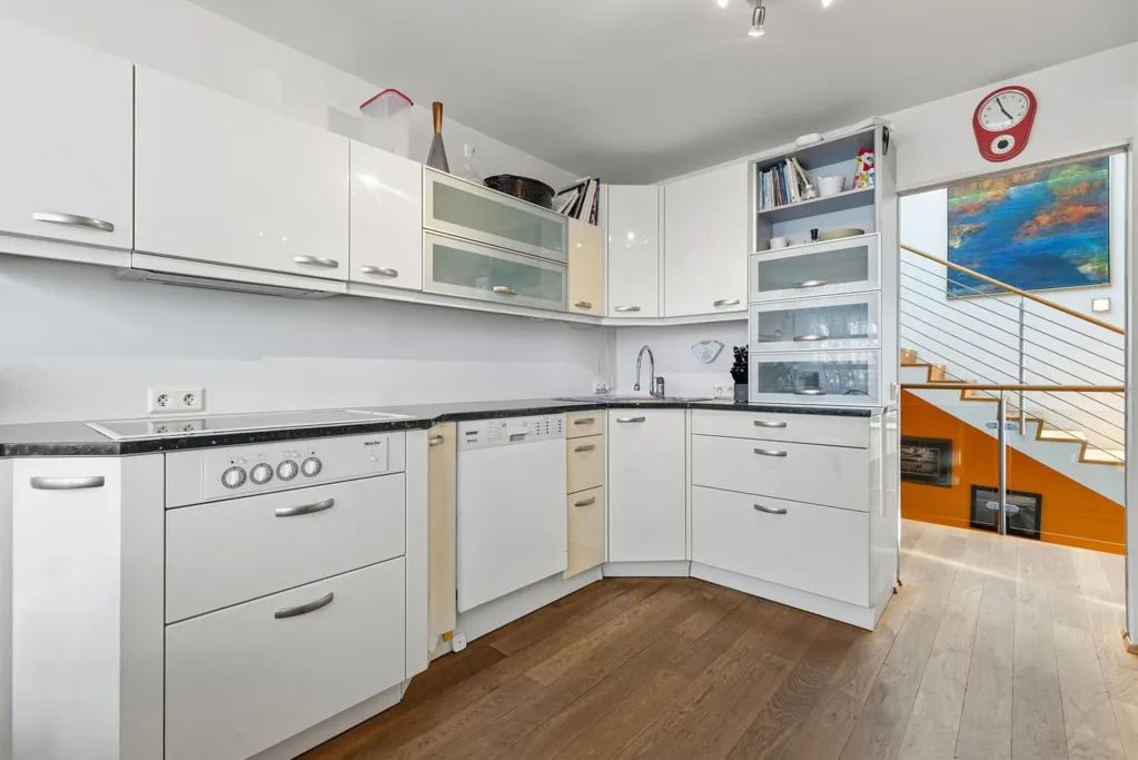 Köök - Three-Storey Apartment with Sea View in Hafnarfjörður