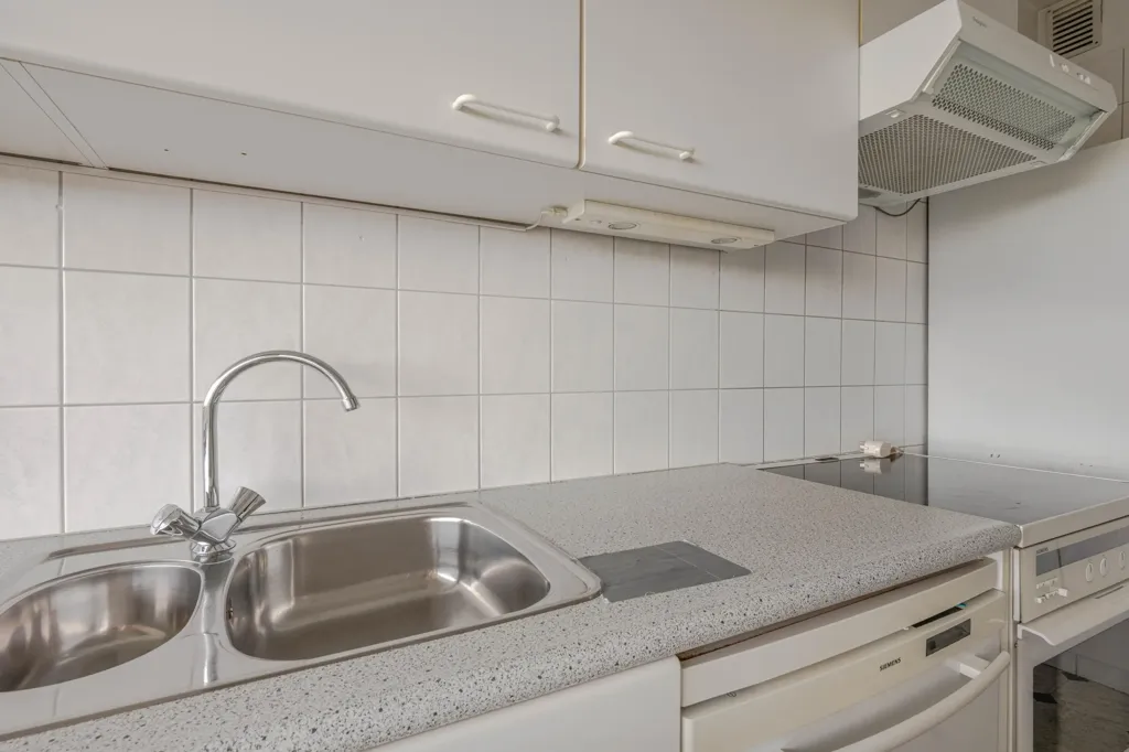 Kitchen - 4-Bedroom Flat with Panoramic View in Rotterdam