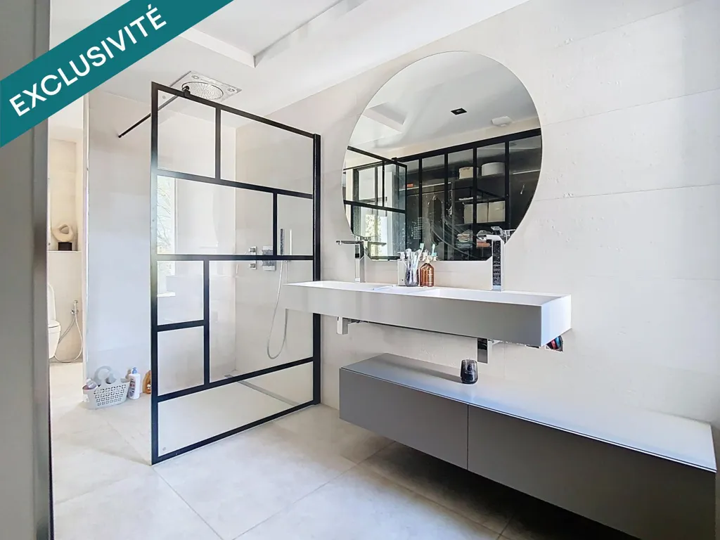 Salles de bain - Maison Contemporaine avec Piscine près du Centre